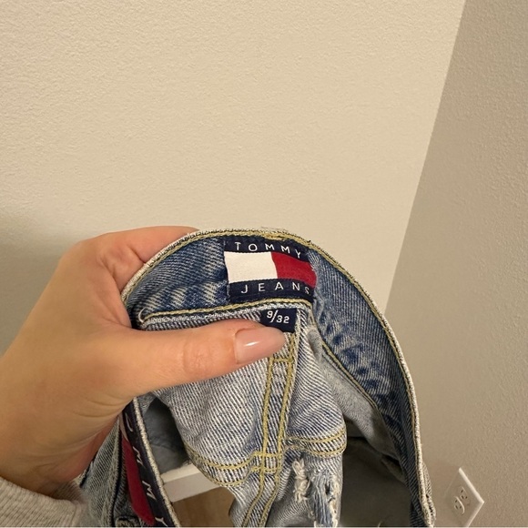 Tommy Hilfiger Vintage Distressed Cut Off Denim Shorts Light Wash Size 31 Waist - Picture 9 of 10